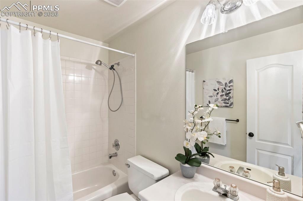 Image 19 of 42: Bathroom