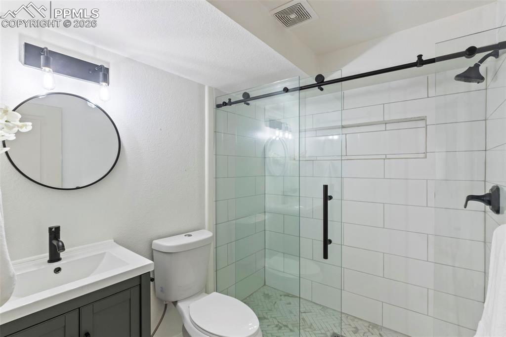 Image 32 of 42: Bathroom