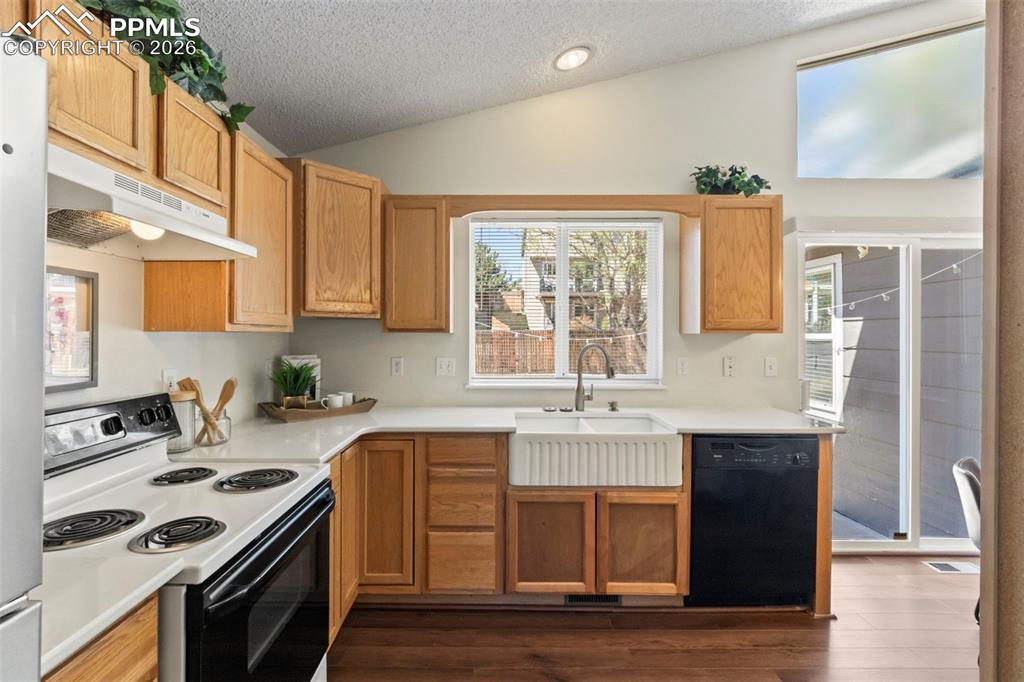 Image 6 of 42: Kitchen