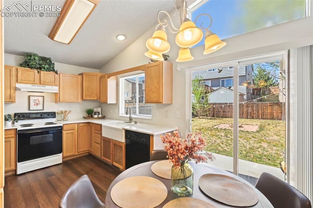 Image 7 of 42: Kitchen