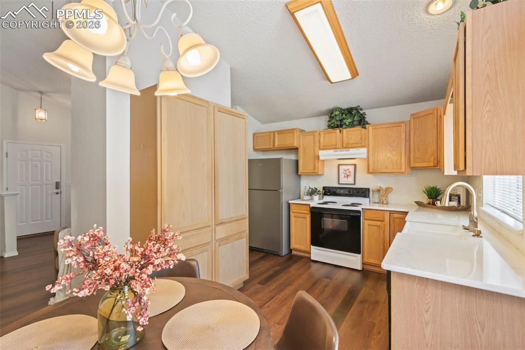 Image 8 of 42: Kitchen