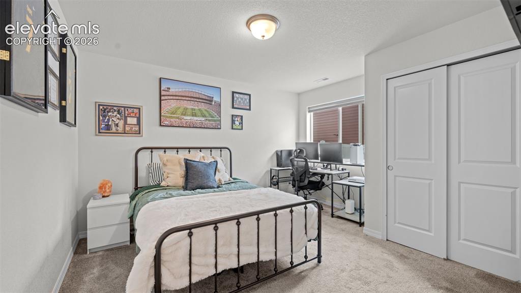 Image 14 of 24: Bedroom