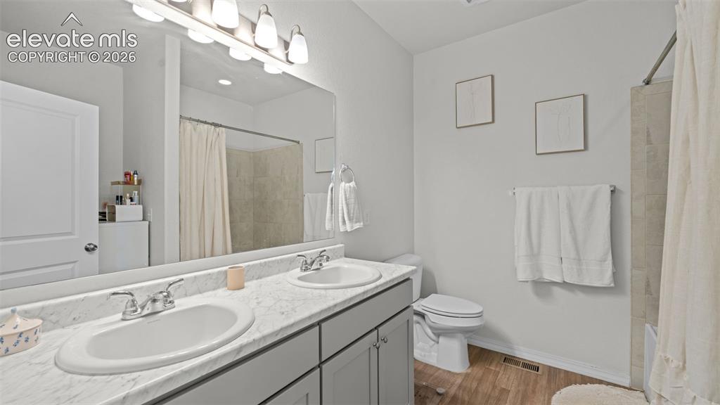 Image 17 of 24: Bathroom