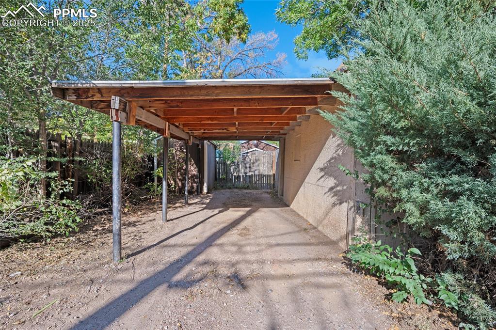 Image 10 of 26: Parking