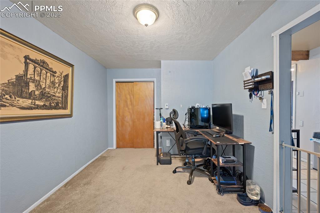 Image 17 of 26: Office