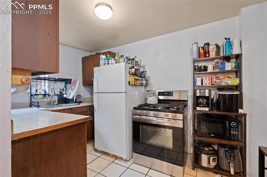 Image 19 of 26: Kitchen