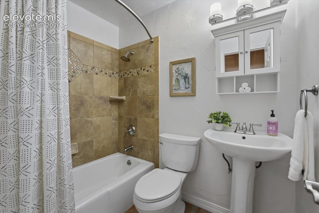 Image 14 of 50: Bathroom