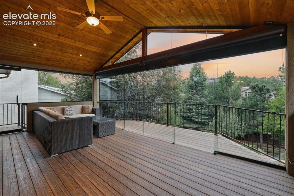 Image 15 of 50: Deck