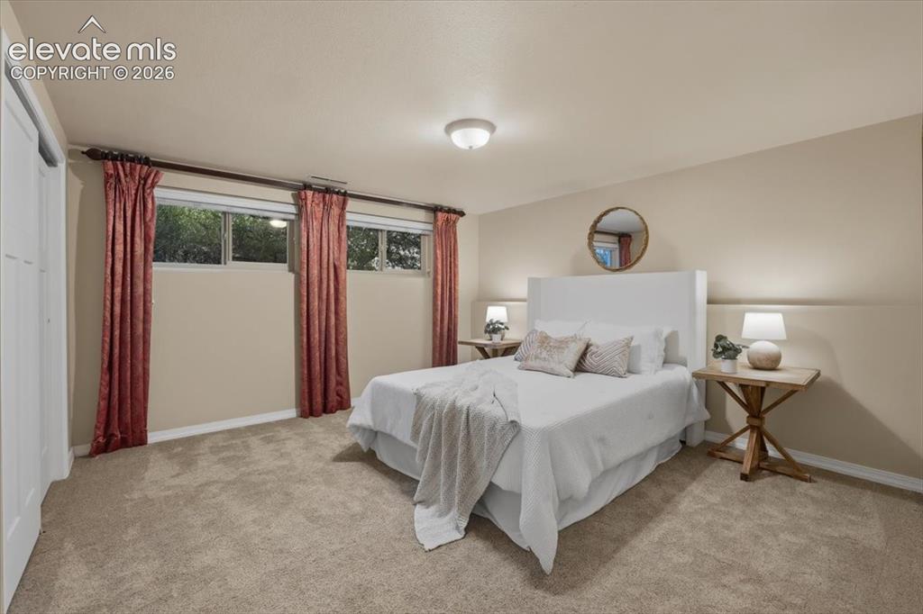 Image 19 of 50: Bedroom