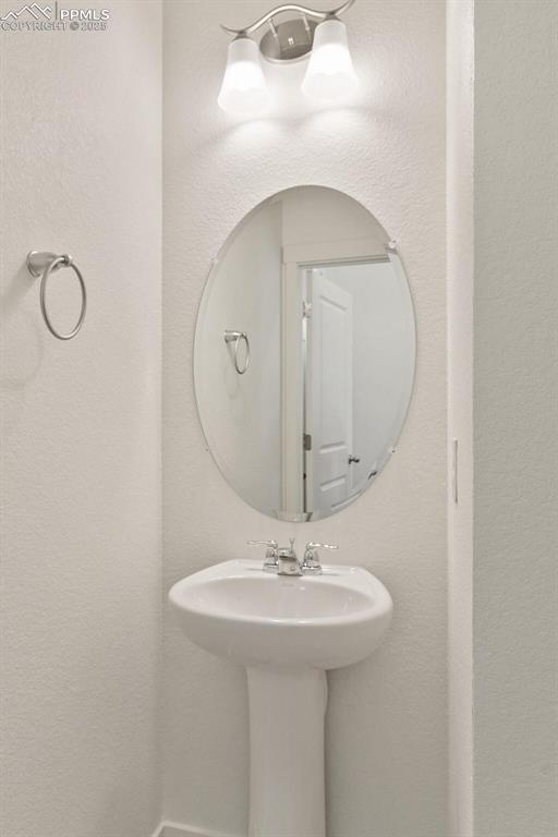 Image 17 of 31: Bathroom