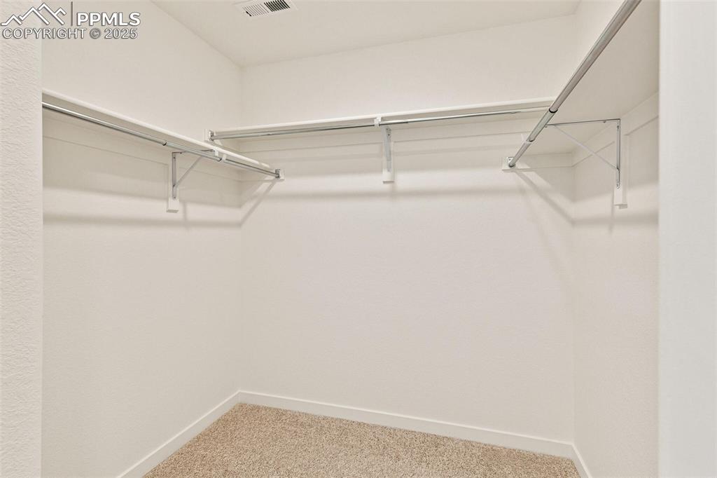 Image 23 of 31: Closet