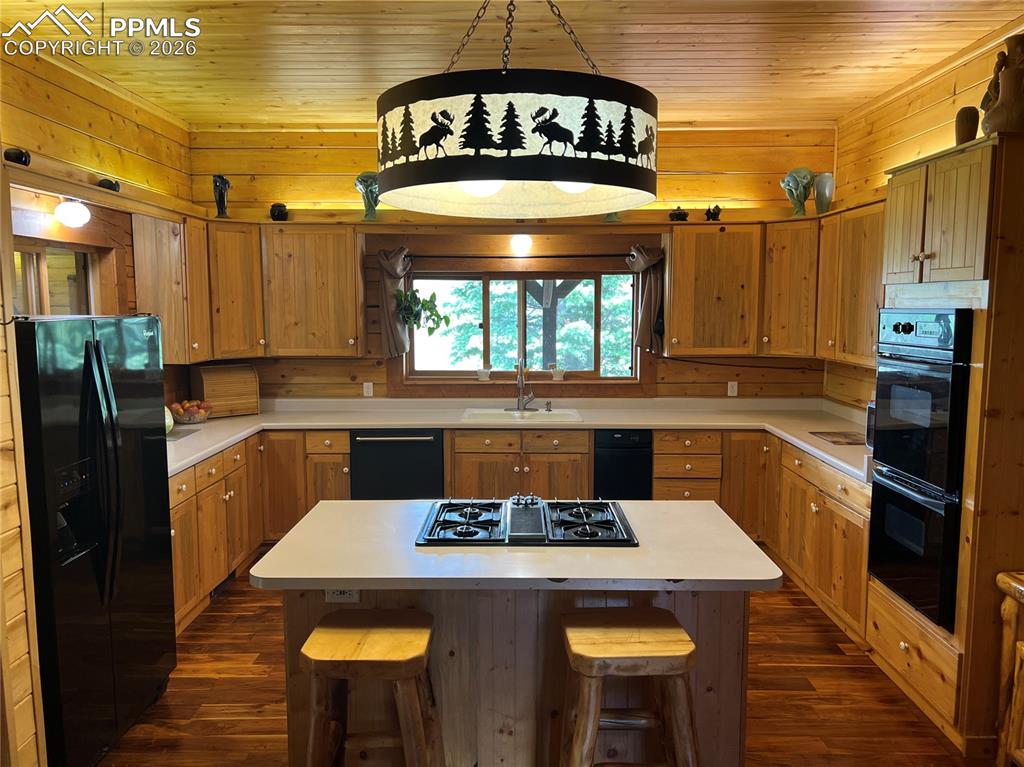 Image 21 of 48: Kitchen