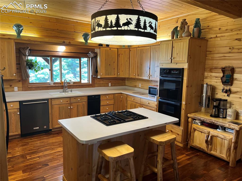 Image 22 of 48: Kitchen