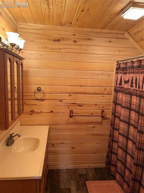 Image 30 of 48: Bathroom