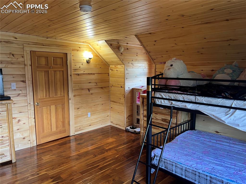 Image 33 of 48: Bedroom