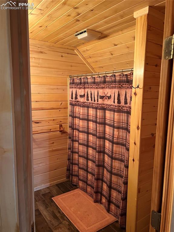 Image 34 of 48: Bathroom