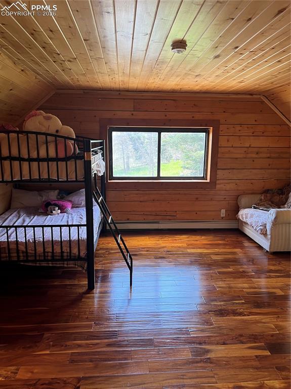 Image 35 of 48: Bedroom