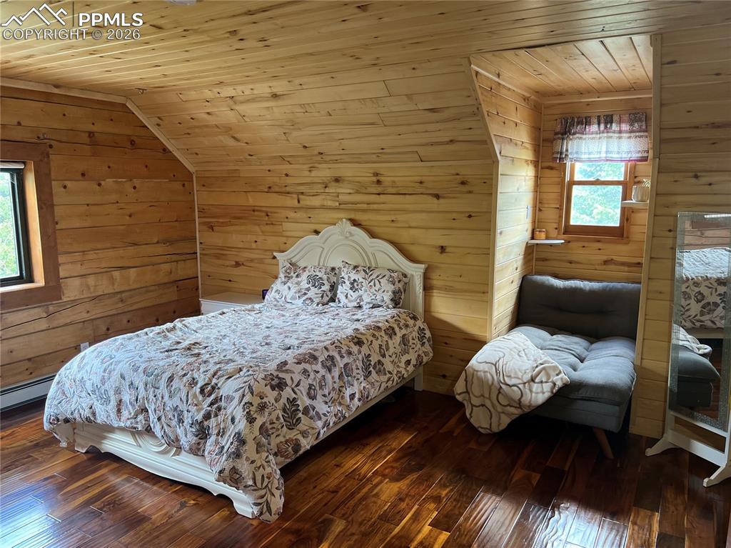 Image 38 of 48: Bedroom