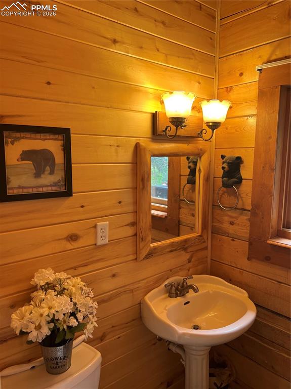 Image 40 of 48: Bathroom