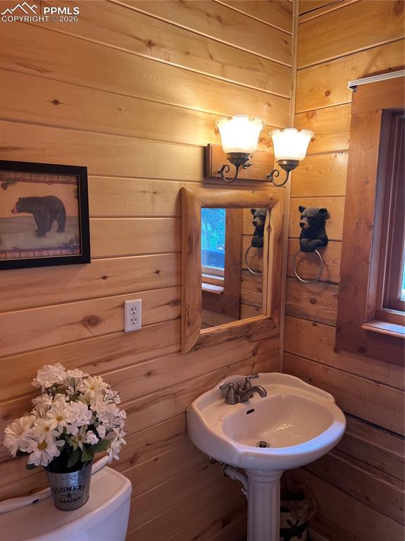 Image 42 of 48: Bathroom