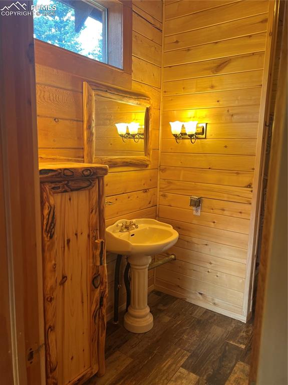 Image 45 of 48: Bathroom