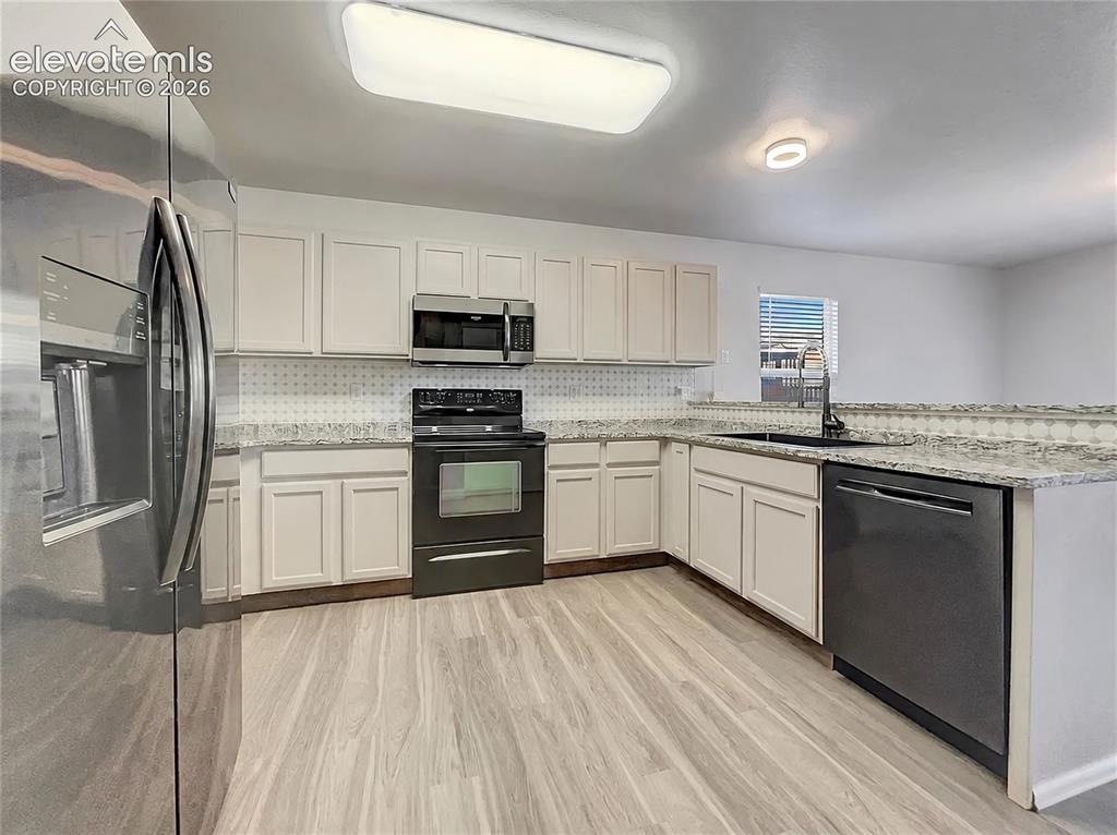 Image 11 of 20: Kitchen
