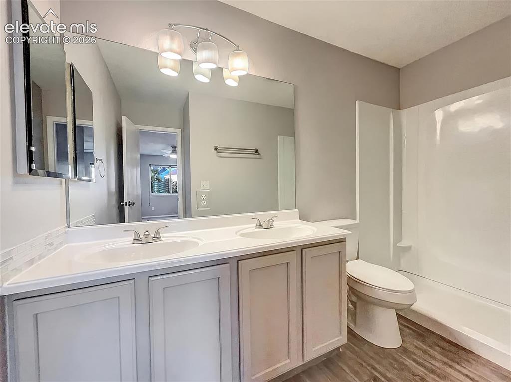 Image 12 of 20: Bathroom