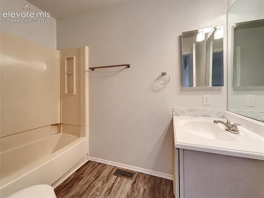 Image 14 of 20: Bathroom