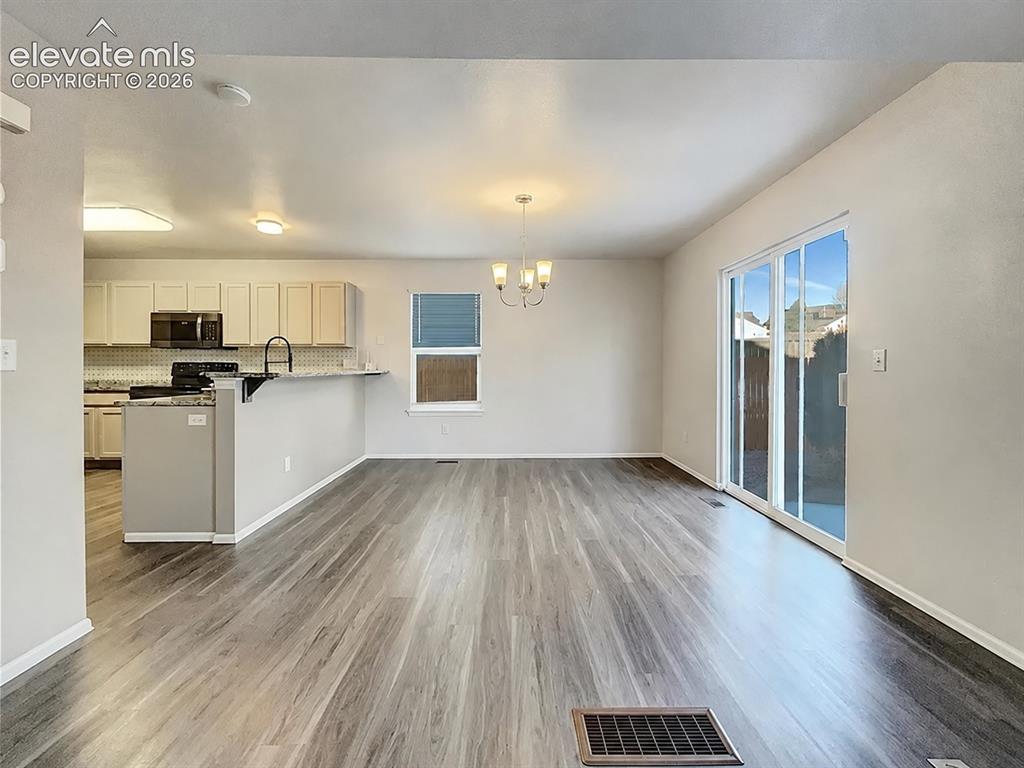 Image 7 of 20: Living Room