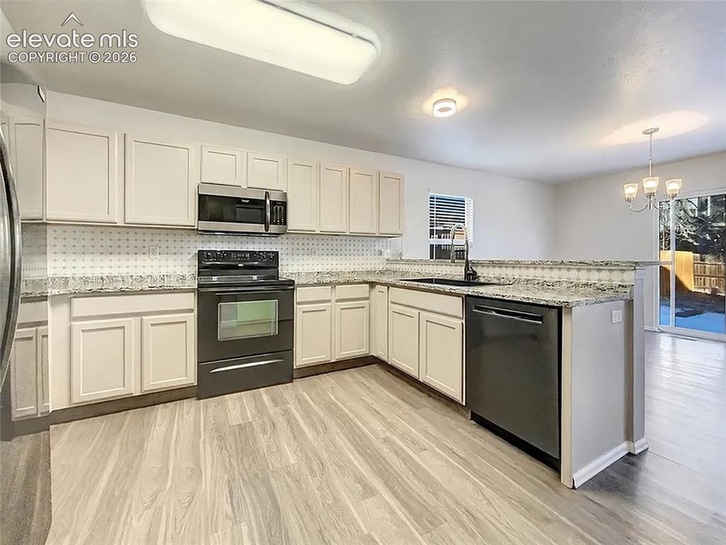 Image 9 of 20: Kitchen