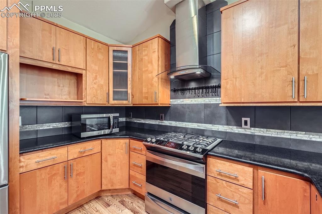 Image 10 of 28: Kitchen