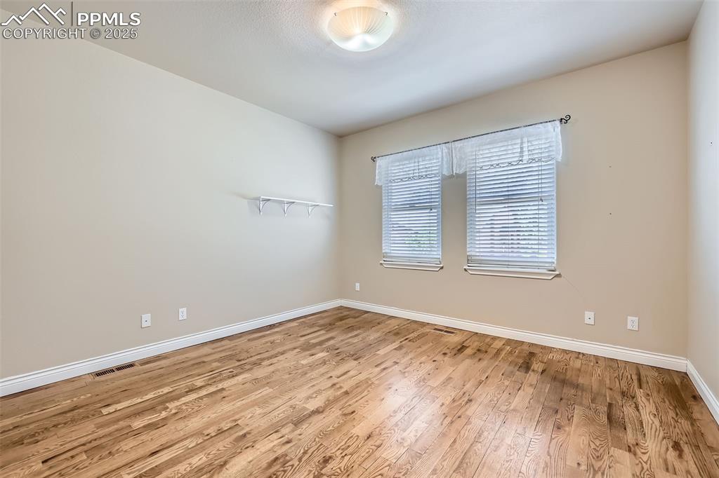 Image 16 of 28: Bedroom