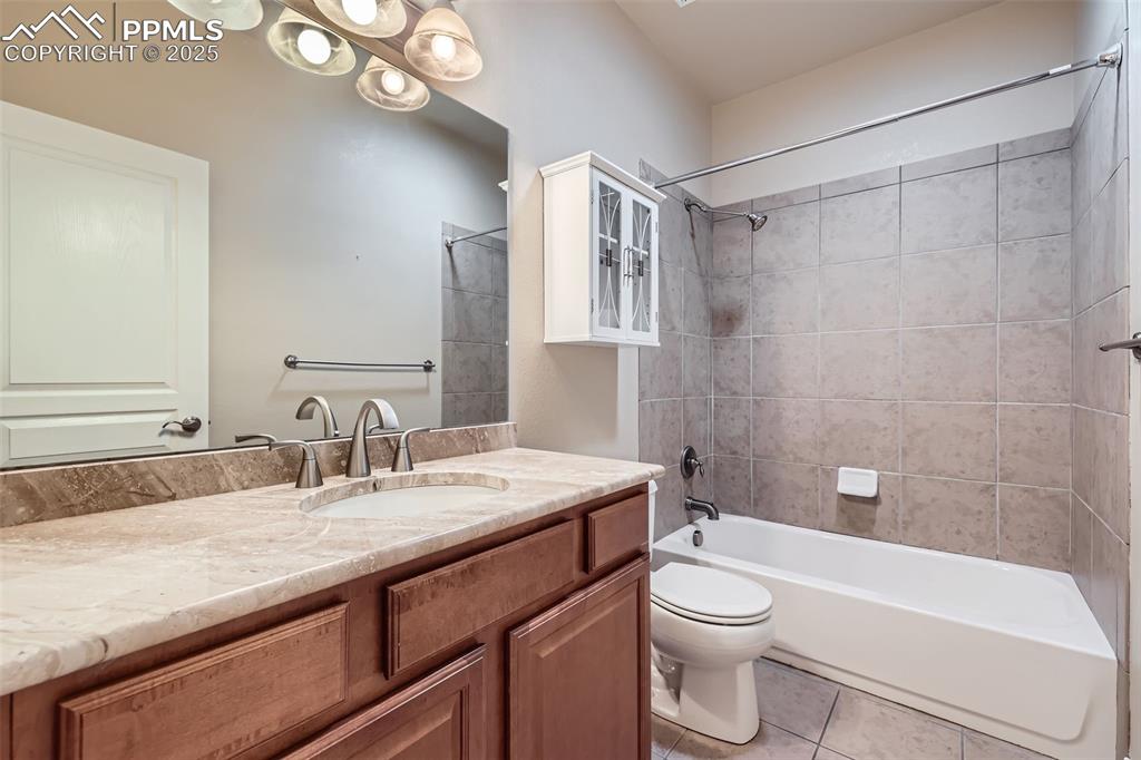 Image 18 of 28: Bathroom