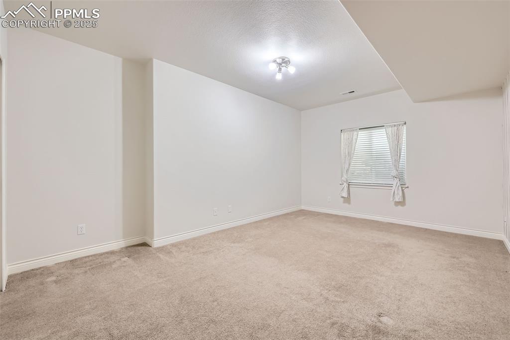 Image 21 of 28: Bedroom