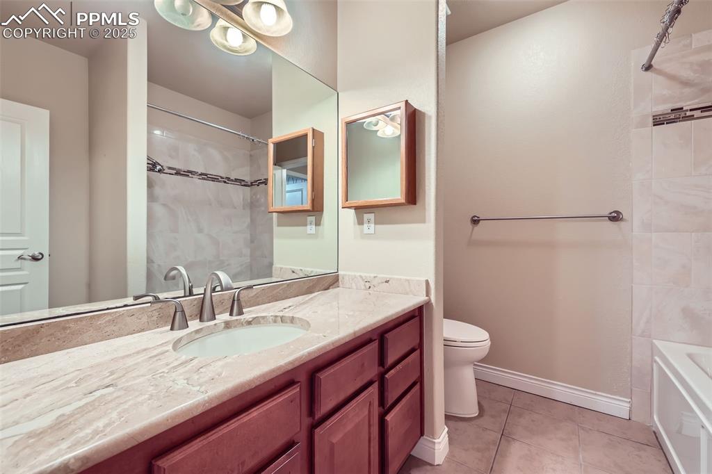 Image 24 of 28: Bathroom