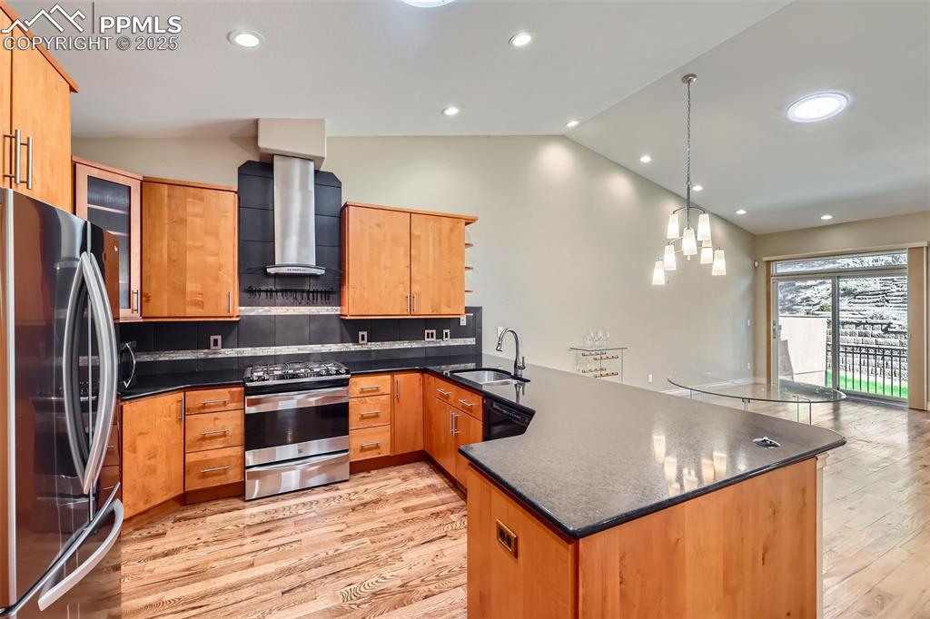 Image 8 of 28: Kitchen