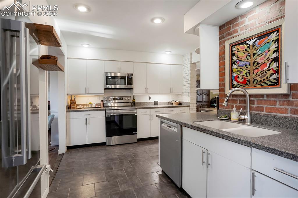 Image 10 of 41: Kitchen