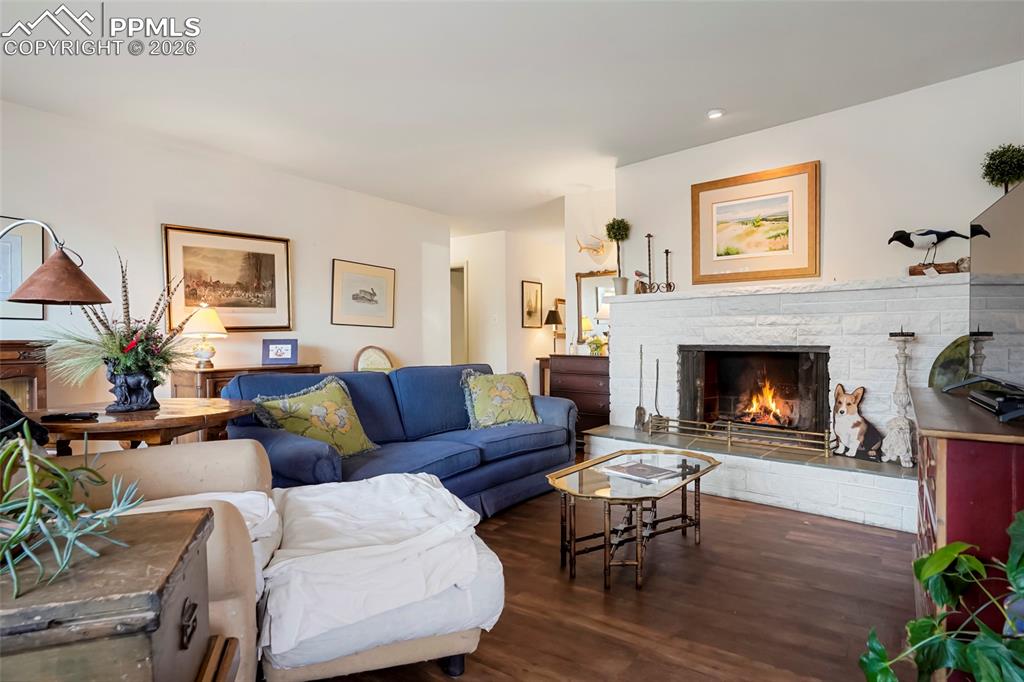 Image 16 of 41: Living Room