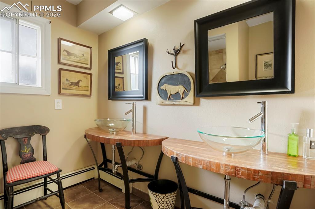 Image 20 of 41: Bathroom