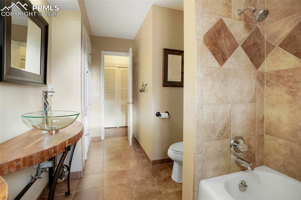 Image 21 of 41: Bathroom