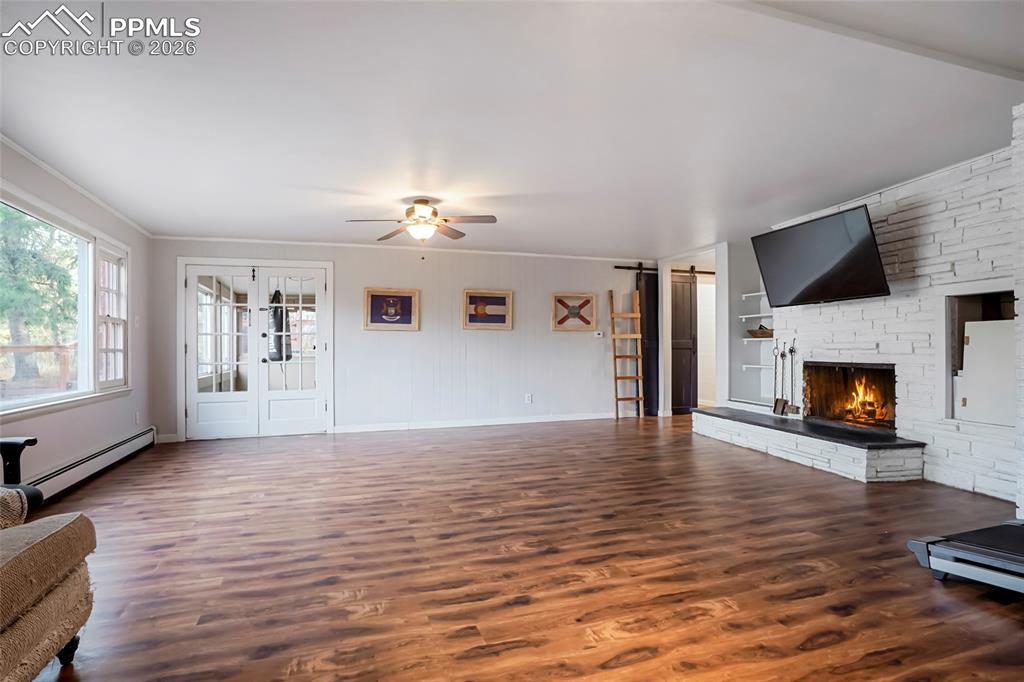 Image 28 of 41: Living Room