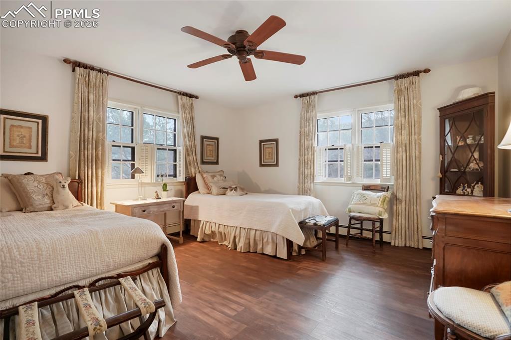 Image 34 of 41: Bedroom