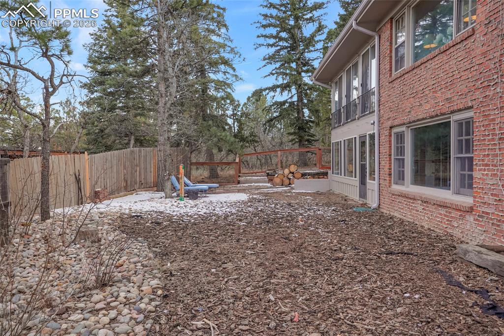 Image 36 of 41: Yard