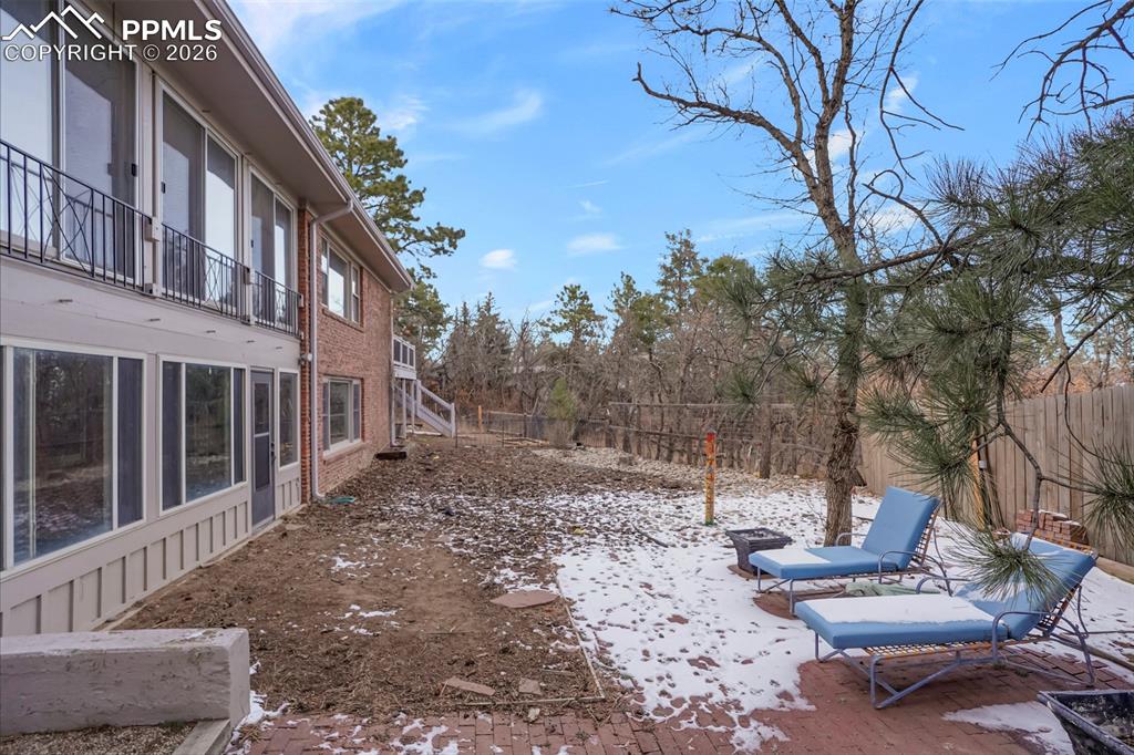 Image 37 of 41: Yard