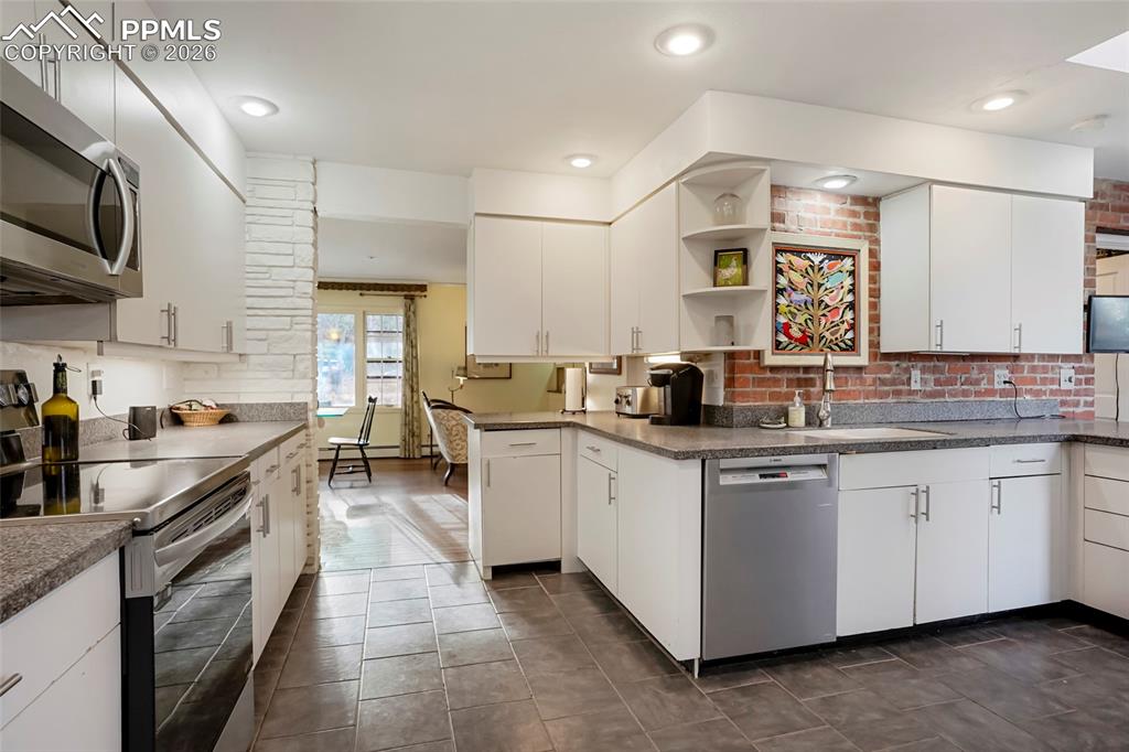 Image 8 of 41: Kitchen