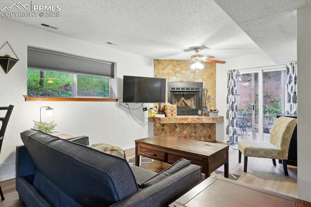 Image 26 of 41: Living Room