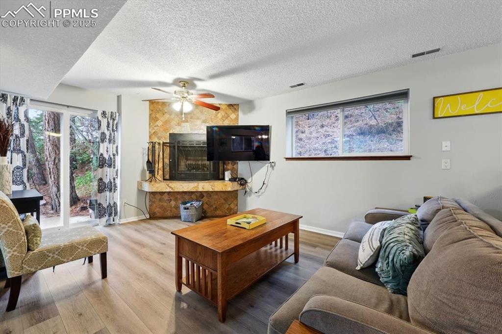 Image 28 of 41: Living Room