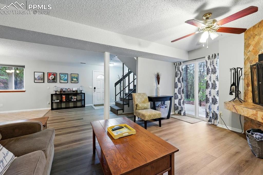 Image 29 of 41: Living Room