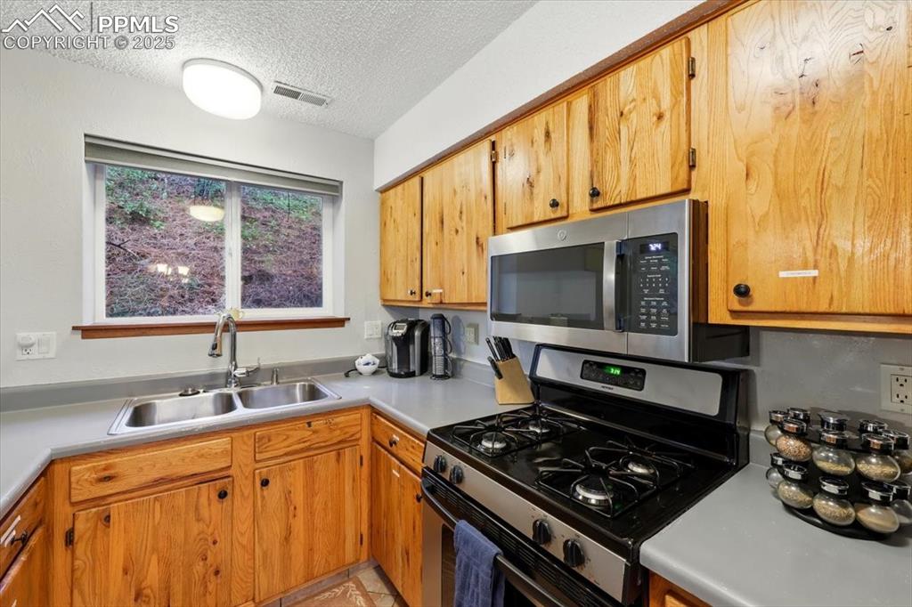 Image 31 of 41: Kitchen