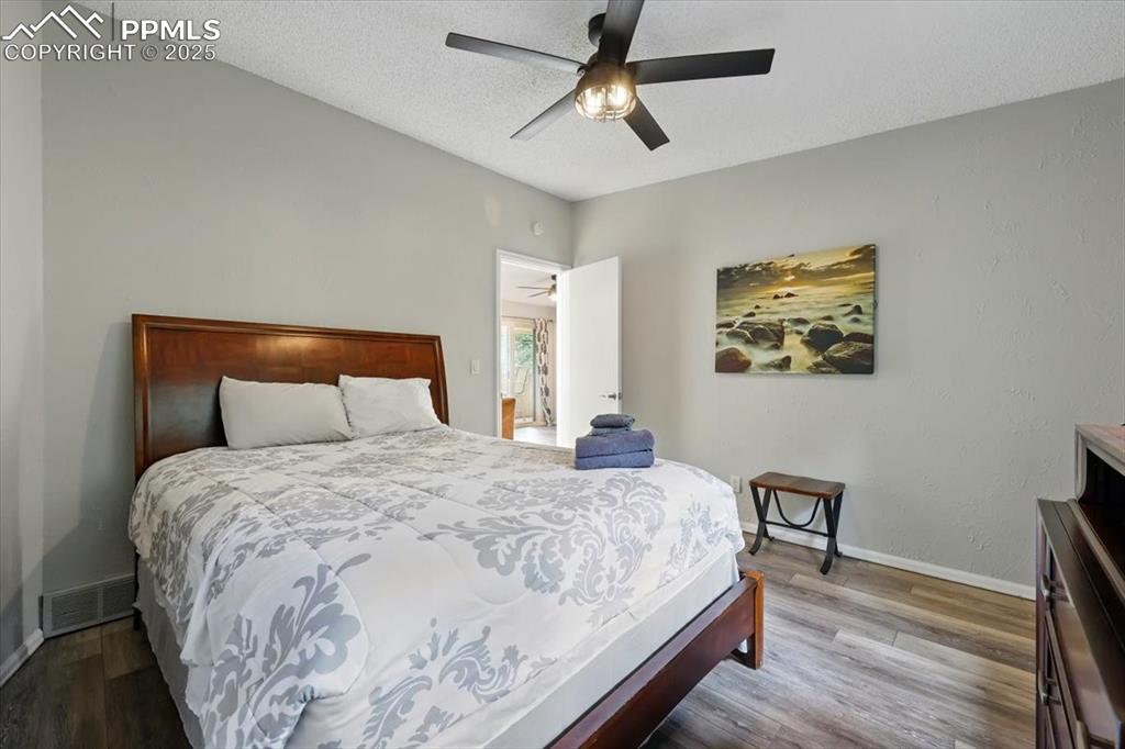 Image 39 of 41: Bedroom